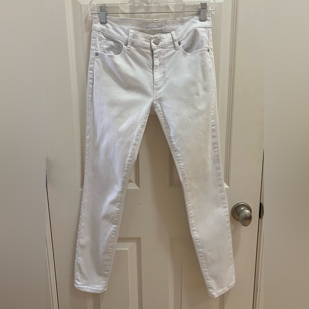 LOFT white skinny denim in size 2(25)Petite.